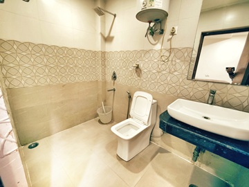 clean bathroom room near aerocity